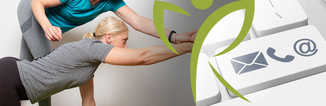 Mlada žena koja uz pomoć fizioterapeuta vježba s ispruženom rukom okružena simbolima za e-mail i telefonski poziv. 