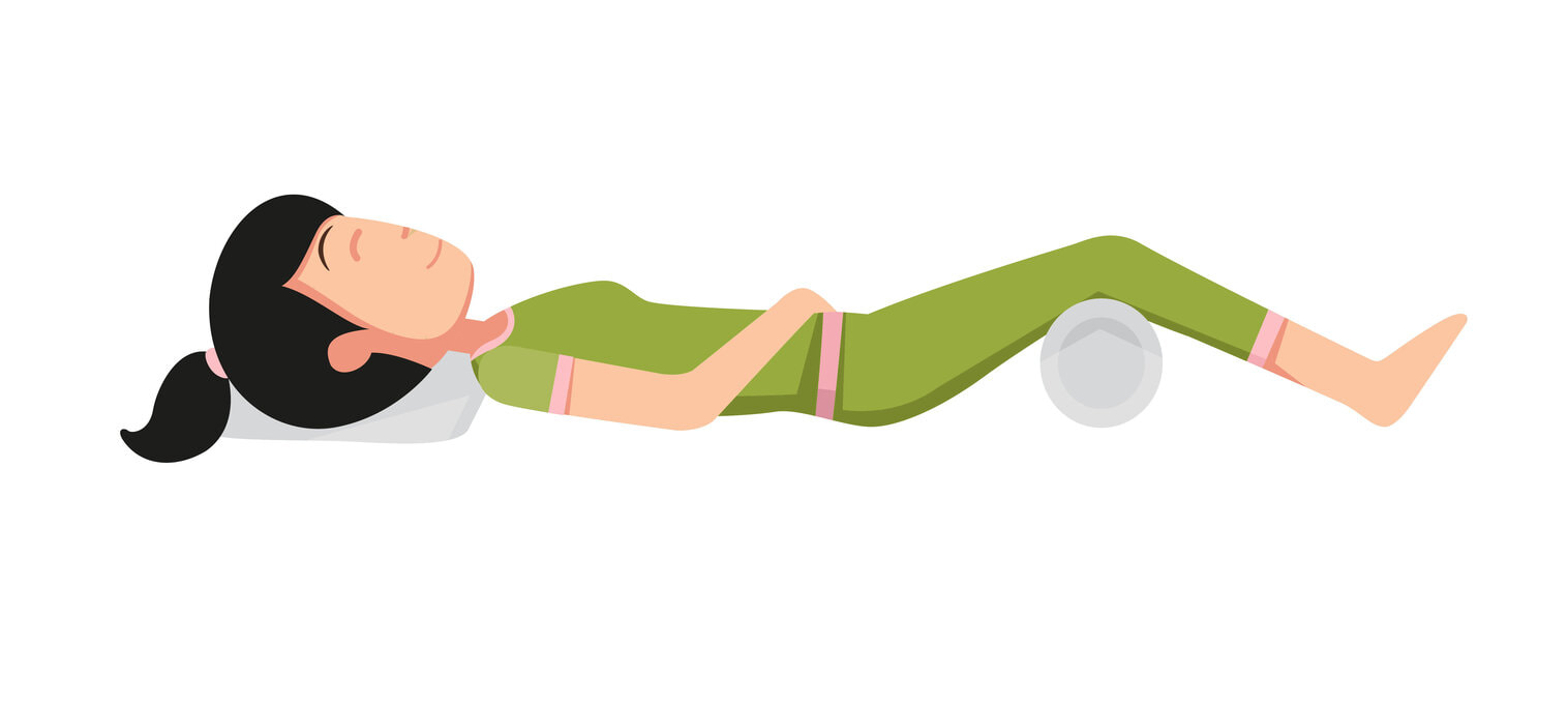 Žena leži na leđima sa savijenim koljenima i dlanovima na trbuhu radi vježbe dijafragmalnog disanja. 