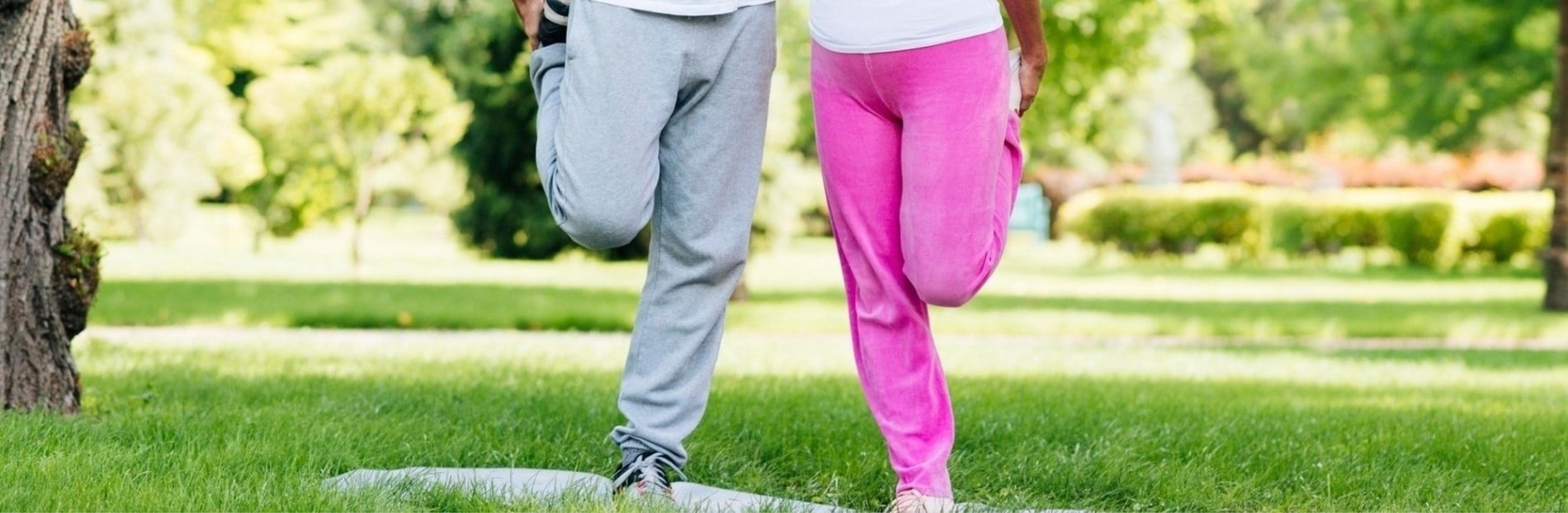 Stariji muškarac i žena s artritisom koljena u sportskoj odjeći vježbaju u prirodi.